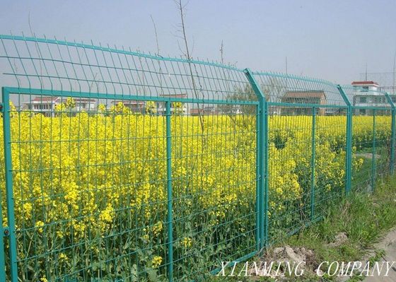 Cina PVC Coated Steel Farm Mesh Anggar Untuk Pabrik Makanan Eco Friendly pemasok